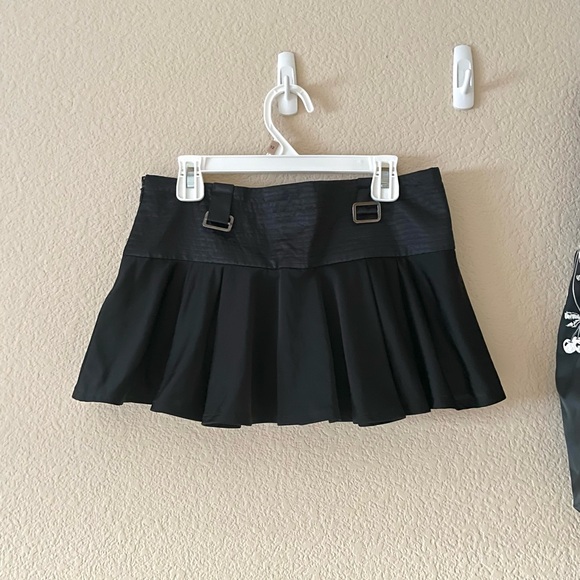 Japanese brand Lip Service satin buckle micro-mini skirt/sukapan/skort in black - Picture 6 of 8